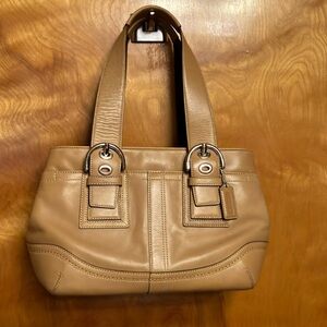 COACH SOHO. TAN. LIKE NEW CONDITION. PERFECT HANDLES. EXPANDABLE. POCKETS. EUC